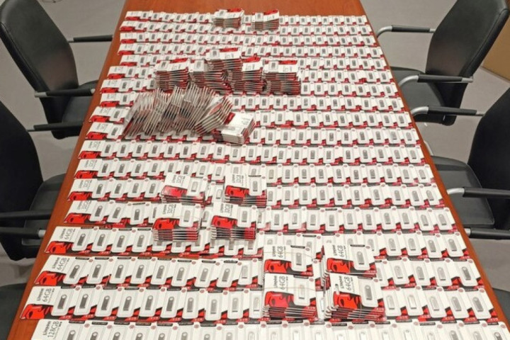 Carinici na aerodromu "Nikola Tesla" otkrili krijumčarenje 1.100 memorijskih kartica i 40 paklica cigareta