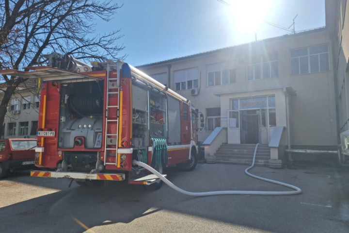 Požar na Neonatologiji u Opštoj bolnici u Čačku: Bebe evakuisane, vatrogasci na terenu