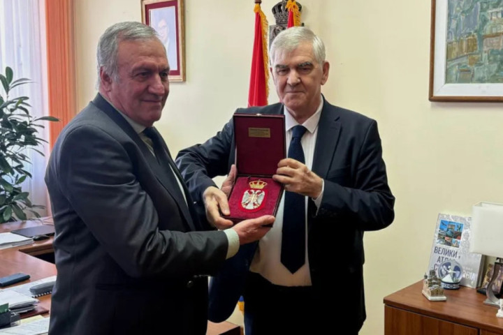 Rumun Florin Patročoj 1999. zaustavio voz NATO agresora ka Jugoslaviji: Ministar Beriša mu uručio priznanje
