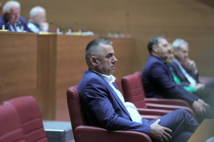 "NEKA UPALE TRAKTORE PRE NEGO ŠTO ISPALE RAKETE, PROĆI ĆE KAO 1995": Hrvatski poslanik iz proustaške stranke preti Srbima
