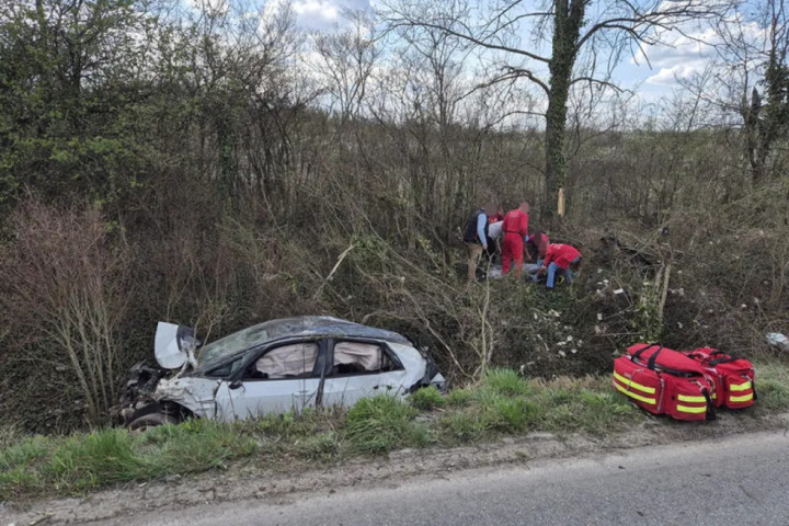 Teška saobraćajna nezgoda kod Obrenovca: Delovi kola i novac rasuti po putu