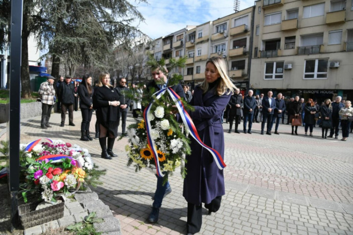 U Kosovskoj Mitrovici komemorativni skup i polaganje venaca povodom godišnjice početka NATO agresije