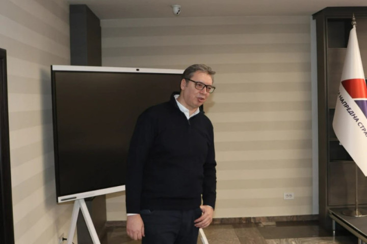 Vučić u štabu SNS-a gde će se obratiti u 22 sata: Situacija je neizvesna, Kladovo istakao posebno