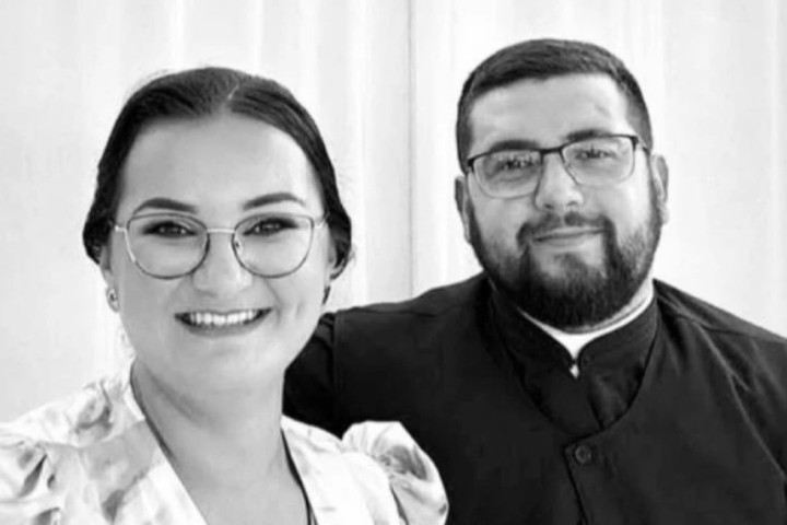 U stravičnom sudaru  kamiona i automobila kod Dervente poginuli sveštenik i njegova supruga, povređeno i troje dece