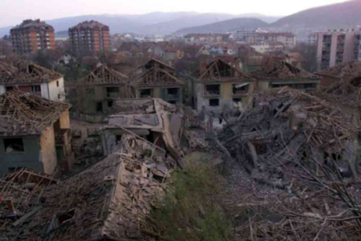 SRPSKA HIROŠIMA: Civili Aleksinca u zagrljaju "Milosrdnog anđela"