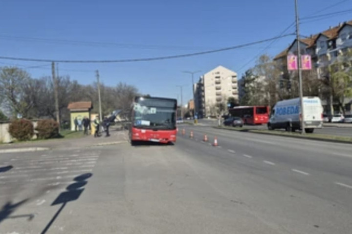 Teška nezgoda u Nišu: Autobus udario u stajalište, policija na licu mesta