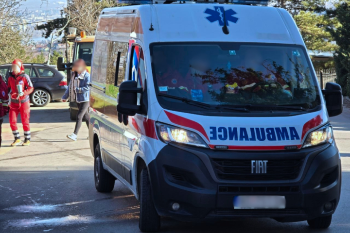 Teška nesreća u Kaluđerici: Radnik pao sa krova, hitna pomoć i policija na terenu