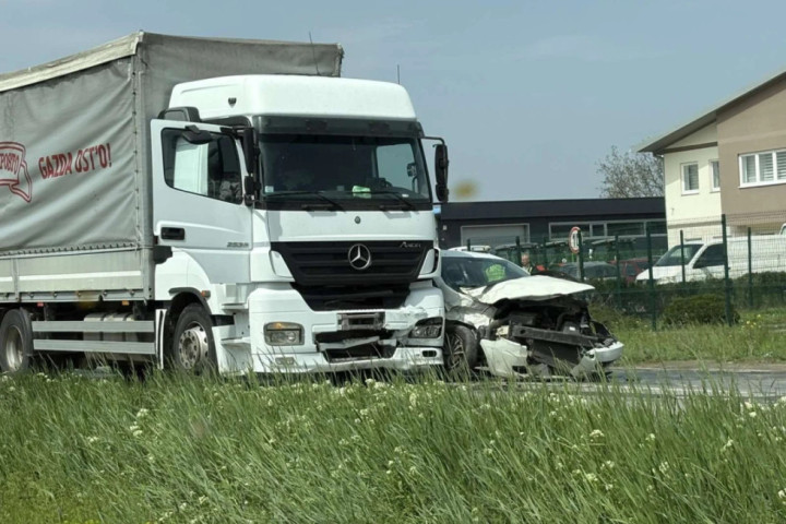 Teška saobraćajna nezgoda na Rumenačkom putu u Novom Sadu, tri osobe povređene