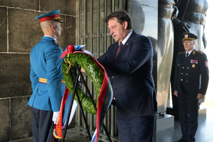 Ministar Gašić položio venac na Spomenik neznanom junaku na Avali povodom Dana Vojske Srbije