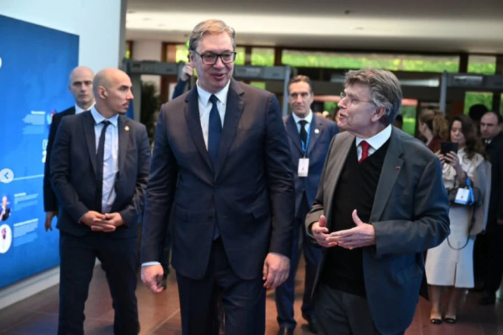 Vučić u Francuskoj učestvuje na međunarodnoj konferenciji o globalnoj politici: Sastao se sa Monbrijalom