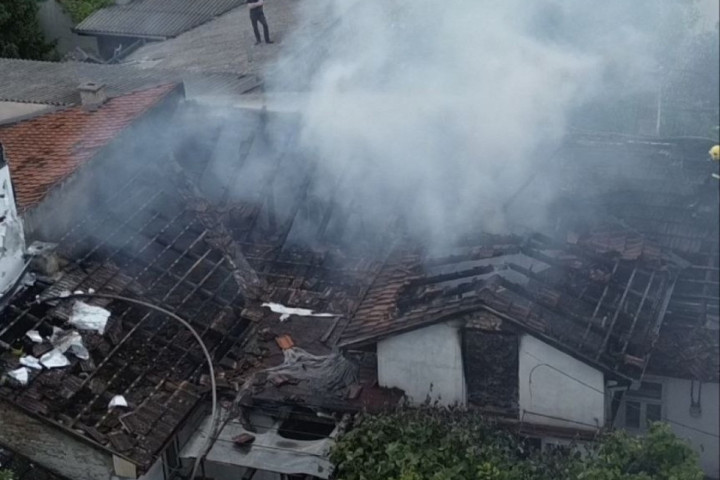 Požar u Novom Sadu: Potpuno izgorela porodična kuća, jedna osoba povređena