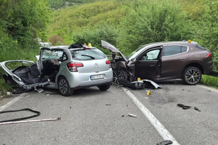 Teška nezgoda kod Brodareva: Sudarila se dva automobila, tri osobe povređene