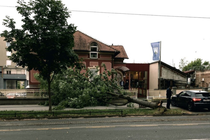 Olujni vetar obarao stabla u Zagrebu, nosio krovove, gradski prevoz u prekidu