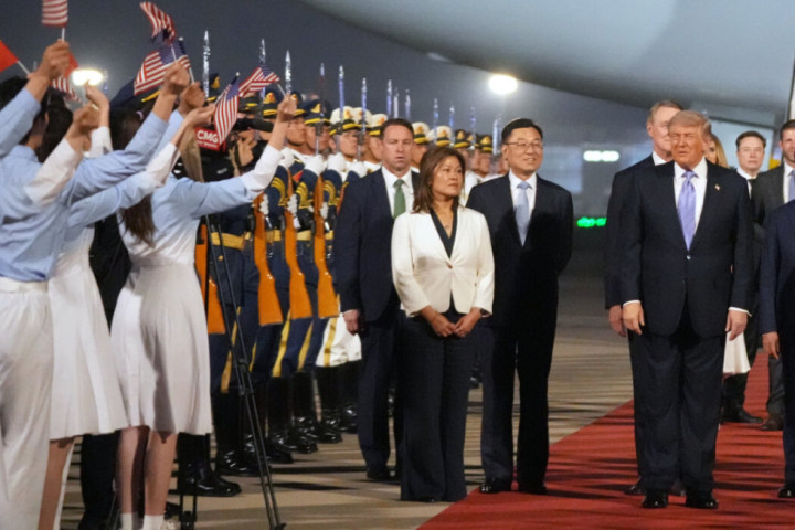 Tramp stigao u Peking uz svečani doček i crveni tepih, dočekao ga potpredsednik Kine