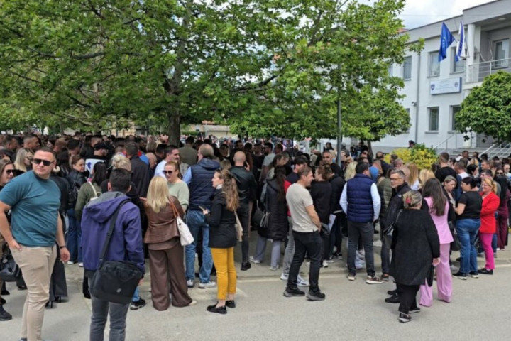 Novi protest u Gračanici: Građani pružili podršku uhapšenim srpskim direktorima
