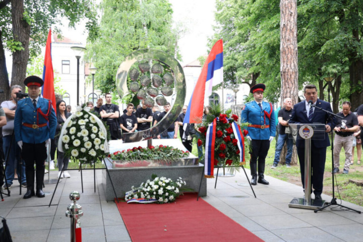 Pre 34 godine stradalo 12 banjalučkih beba, venci i cveće na spomen-obeležju "Život"