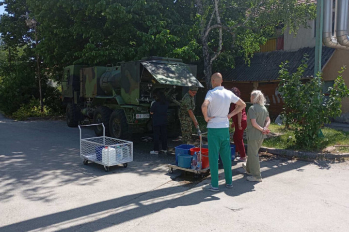 Vanredna sednica Vlade: Iz robnih rezervi 330.000 flašica od pola litre za Moravički okrug
