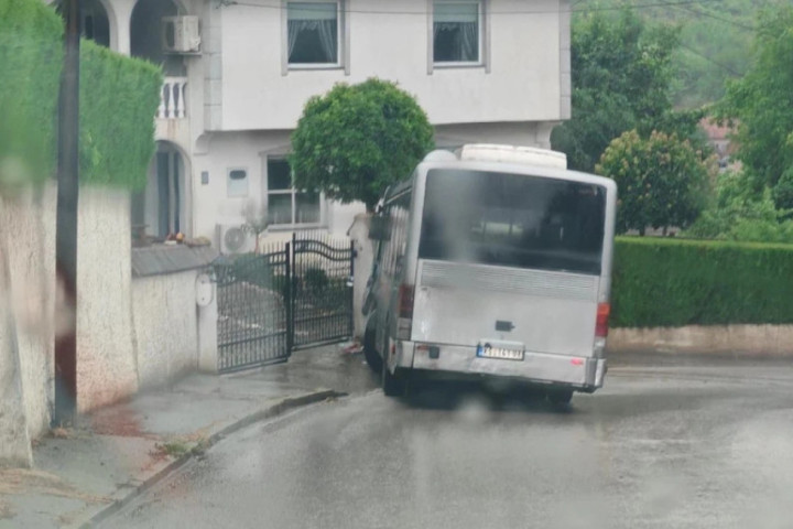 Kruševac: Autobus udario u zid kuće, zbog jakog nevremena vozač izgubio kontrolu