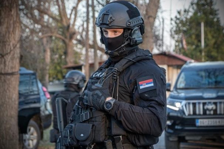 Opsadno stanje u Novom Pazaru: Pripadnici SAJ opkolili kuću muškarca osumnjičenog za teška krivična dela