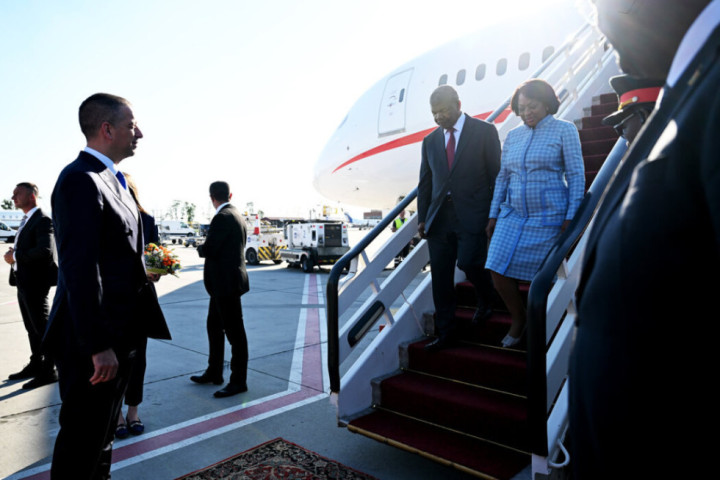 Predsednik Angole stigao u posetu Srbiji, Đurić ga dočekao na aerodromu