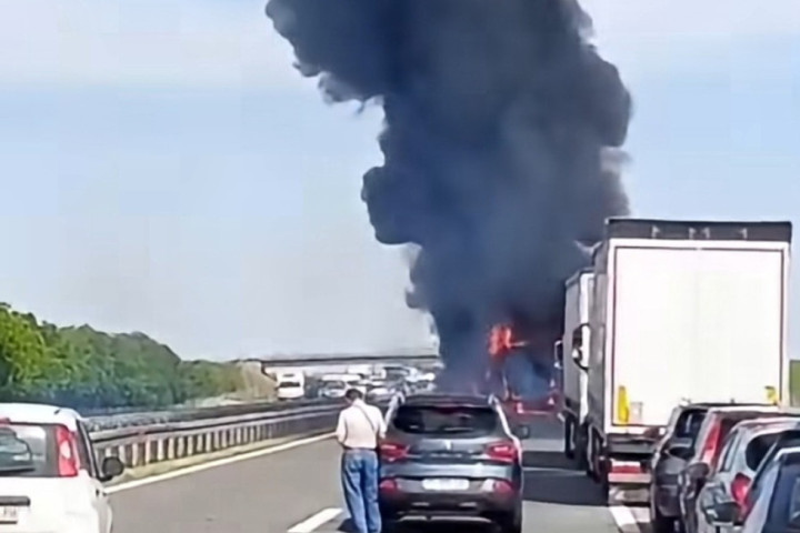 Vatrena stihija na autoputu kod Beograda: Zapalili se kamioni, gust dim se širi