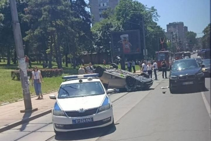 Muškarac poginuo u nezgodi na Banovom brdu: Automobil od siline udarca završio na krovu