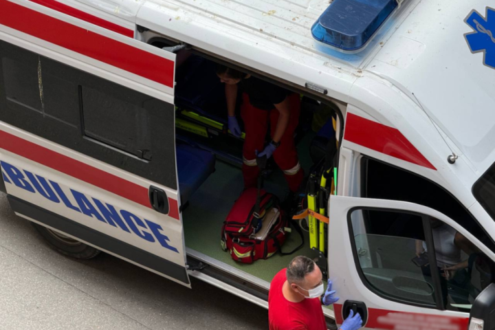 Nesreća na Vračaru: Muškarac pao sa terase, sa teškim povredama hitno prebačen u bolnicu