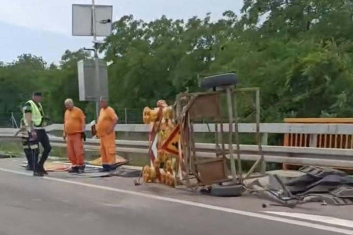 Kombi uleteo u radove na mostu Beška, povređeno pet osoba
