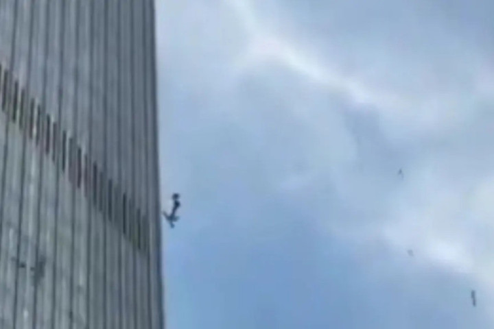 Avion se zabio u najviši neboder u Pekingu, evakuacija u toku