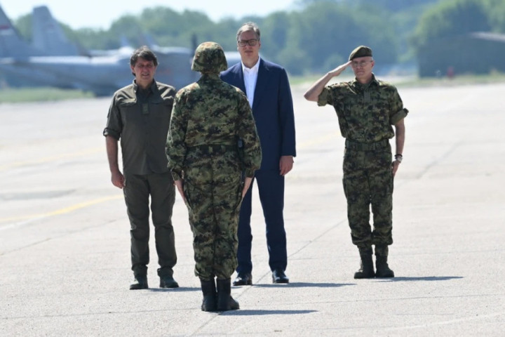 BESPILOTNE LETELICE, LANSERI RAKETA Vučić na prikazu novih sredstava Vojske Srbije u Batajnici i na Pasuljanskim livadama