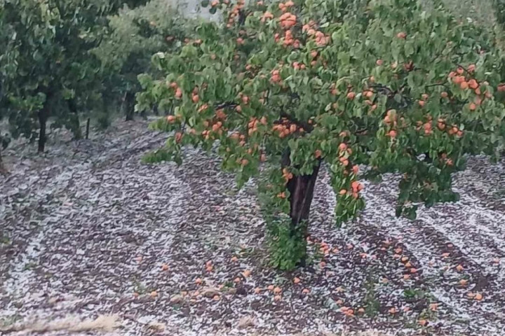Jako nevreme pogodilo Čačak, padao grad veličine lešnika