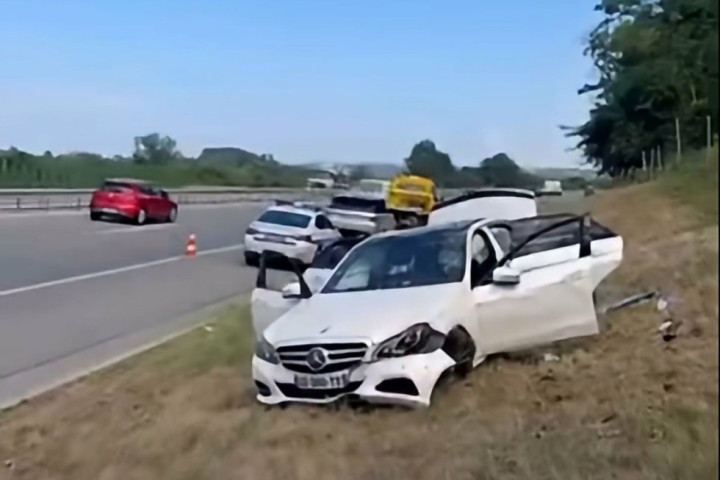 Teška nezgoda na autoputu kod Kolara: Vozilo sletelo sa puta, četiri osobe povređene, među njima i dvoje dece