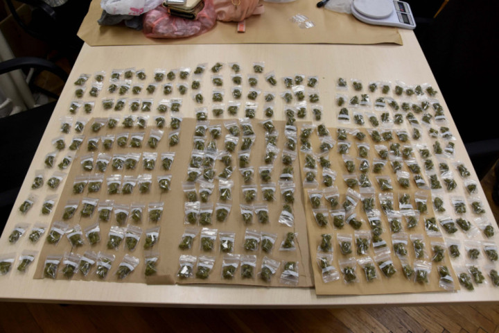U Nišu uhapšena dvojica mladića: Policija pronašla 454 paketića marihuane i novac od prodaje droge