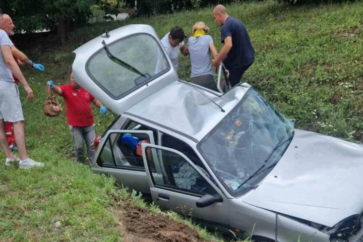 Teška saobraćajna nezgoda u Svilajncu: Tri osobe povređene, jedan auto smrskan, drugi završio u kanalu