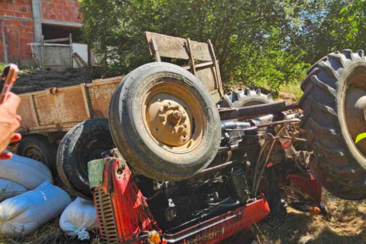 Vranje: Vozač izgubio kontrolu, traktor ga priklještio, vatrogasci na terenu