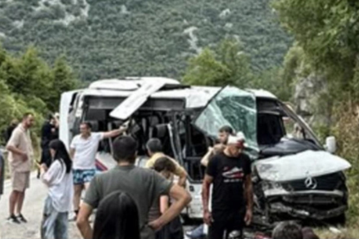 Teška nezgoda na putu Kotor - Nikšić: Kombi pun putnika sleteo sa puta, povređeno 10 osoba