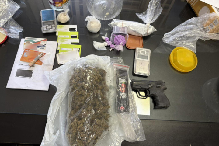 U Bačkoj Palanci uhapšen muškarac kod kog su pronađeni droga i nelegalno oružje