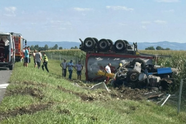 Teška saobraćajna nezogda na autoputu kod Zmajeva: Kamion sleteo i prevrnuo se, vozač teško povređen