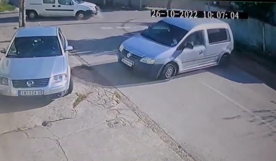 SNIMAK TRENUTKA NEZGODE U INĐIJI: Vozač Kedija prošao na znak STOP pa izazvao udes