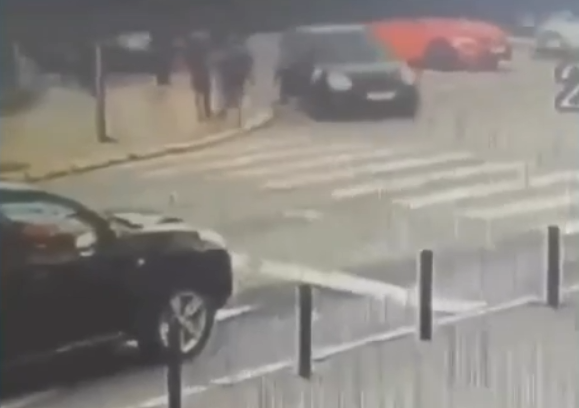 Zaleću se na automobile, pa traže novac od vozača (VIDEO)