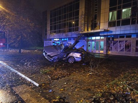 STRAVIČNE FOTOGRAFIJE: Ovako izgleda BMW nakon jezive nesreće u Novom Sadu