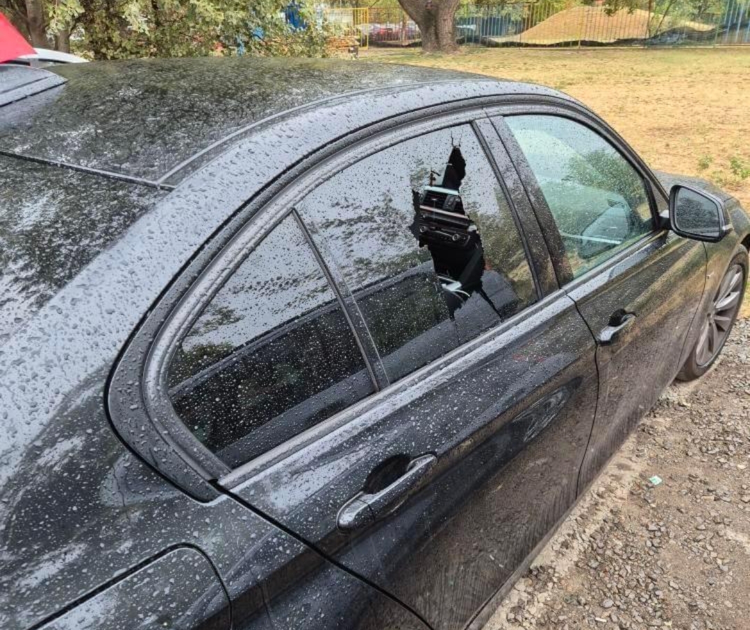 Huligani nastavili pohod po Novom Sadu: Nakon demoliranja više vozila i paljenja tri automobila na Novom naselju, oštećeni i automobili na Limanu