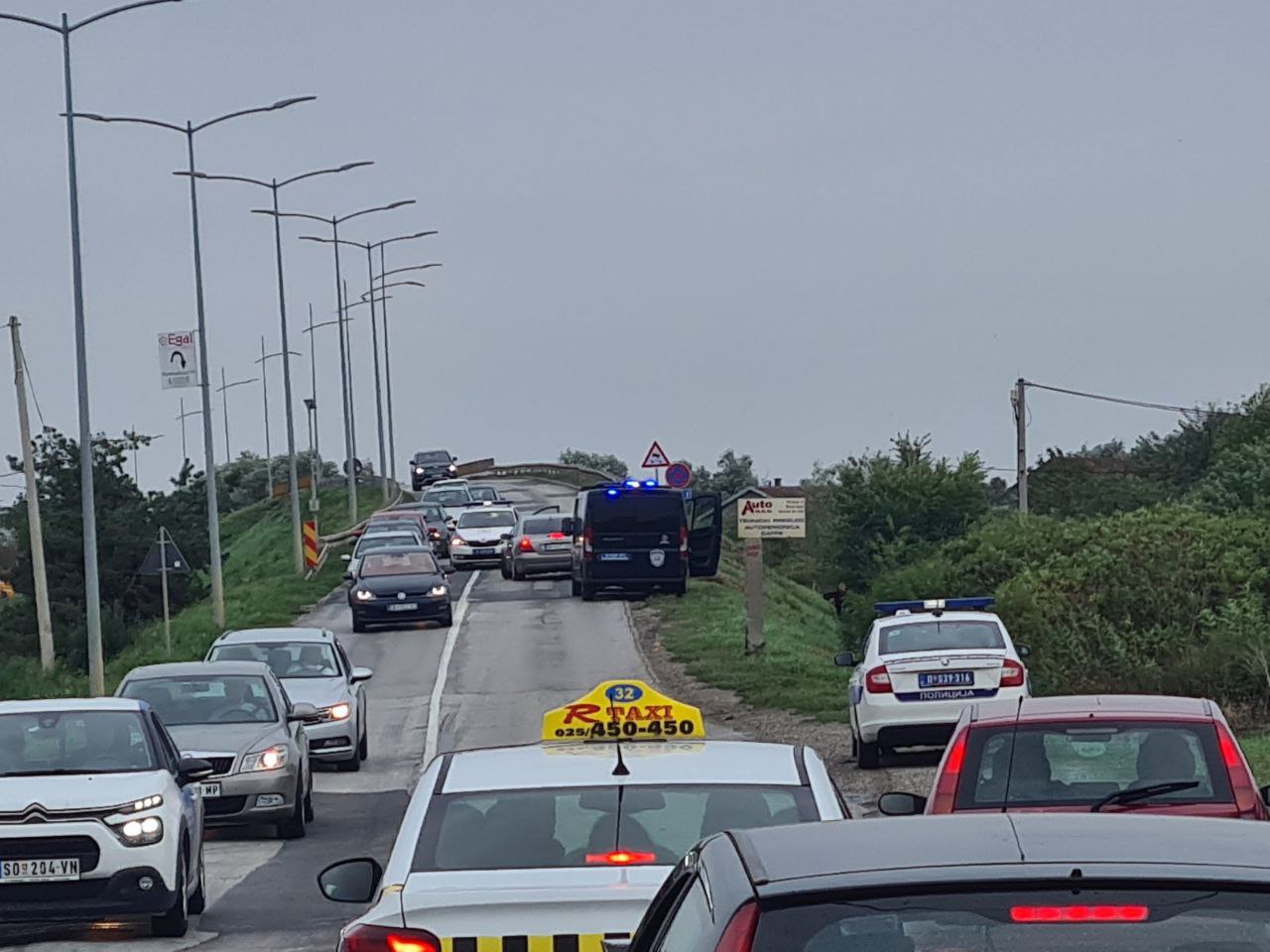 Potera policije u Novom Sadu nakon pokušaja pljačke: Vozač sleteo s puta