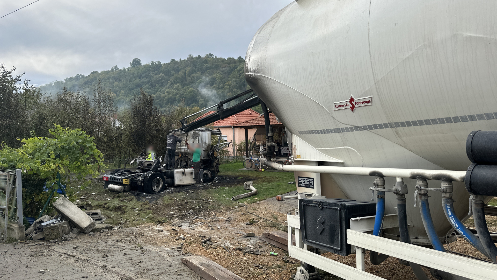 FOTO: U selu Pakovraće kod Čačka se cisterna zapalila i uletela ljudima u dvorište