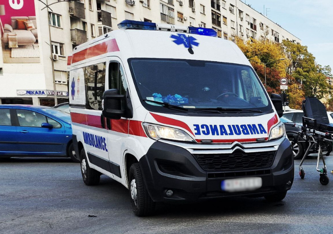 Žena pala sa četvrtog sprata zgrade na Voždovcu: Sa teškim povredama prevezena u Urgentni