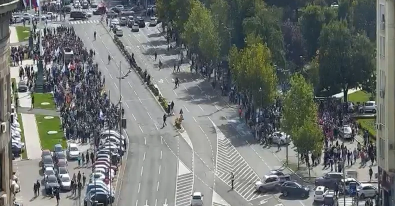 Počeo protest prosvetnih radnika: Blokiran plato ispred Skupštine Srbije