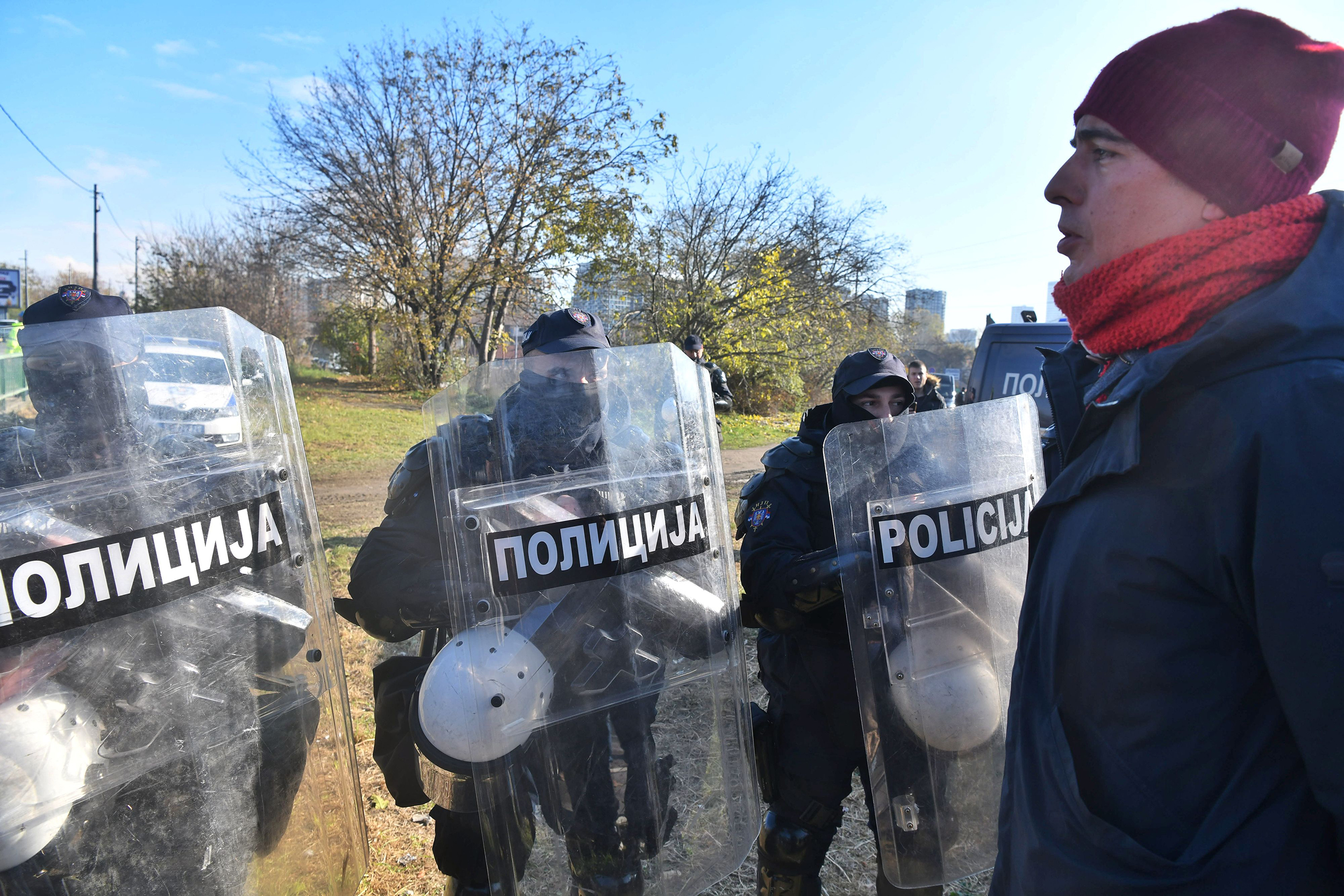Policija uklonila šator koji su aktivisti postavili na novobeogradskoj strani Starog savskog mosta