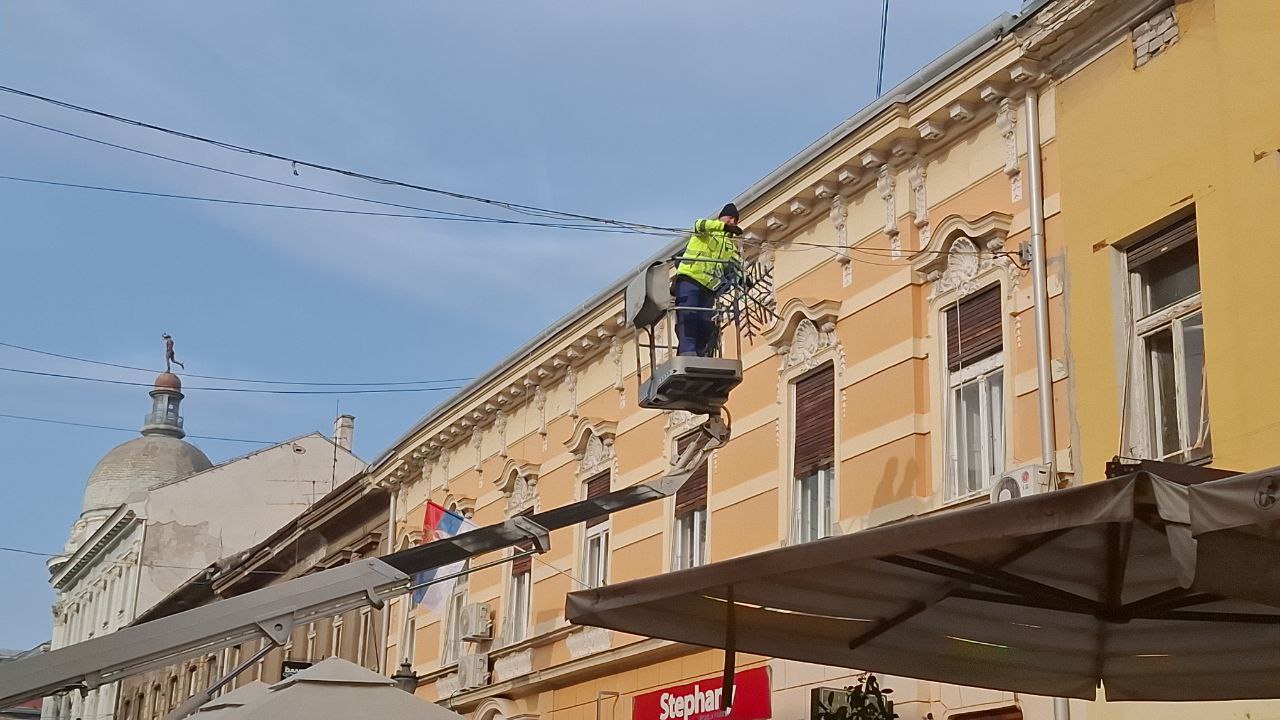 Nastavljeno ukrašavanje Novog Sada novogodišnjom rasvetom (VIDEO)