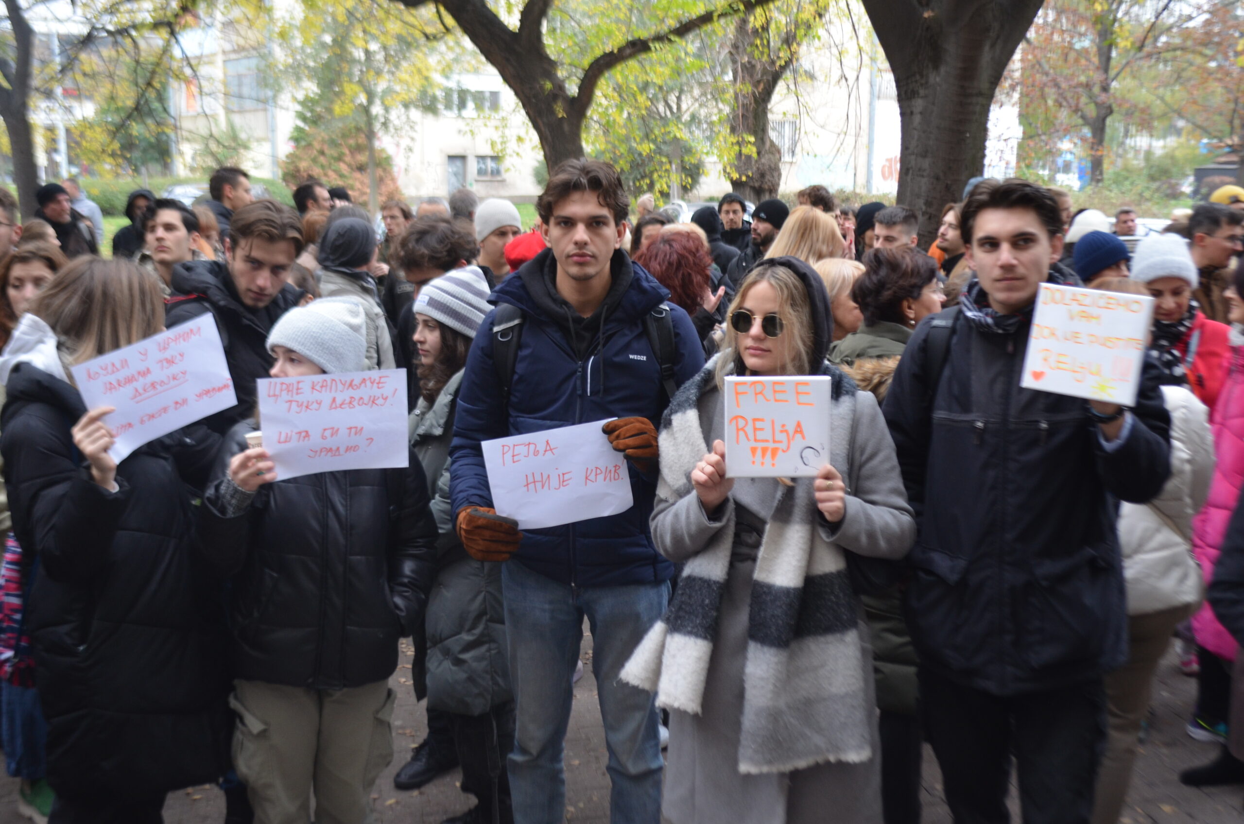 Skupom ispred suda studenti i profesori Akademije umetnosti u Novom Sadu protestom pružili podršku Relji Stanojeviću (FOTO, VIDEO)