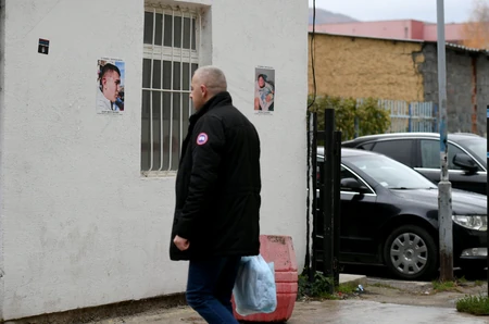 Na severu Kosova na Svetski dan deteta osvanuli plakati sa slikama napadnute srpske dece (FOTO)